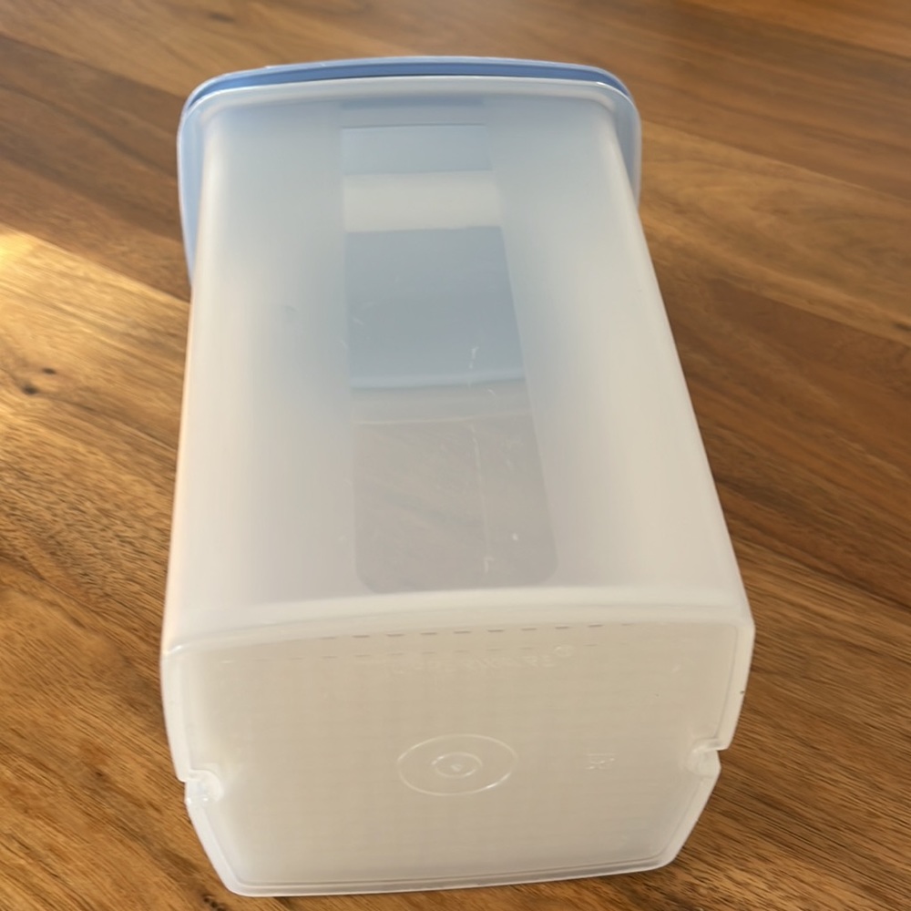 Tupperware White Storage Container with Light Blue Lid- Pickle Dipper - Picture 4 of 4